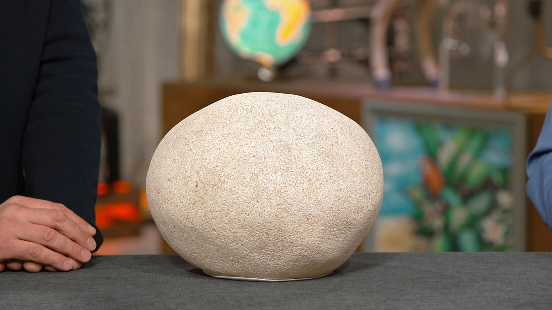 Ein Leuchtstein nach einem Entwurf des Designers André Cazenave