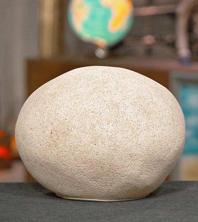 Ein Leuchtstein nach einem Entwurf des Designers André Cazenave