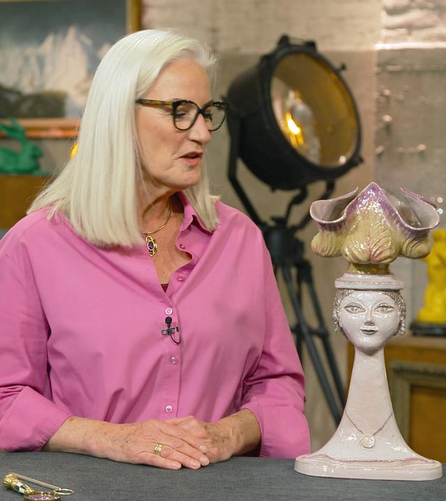 Expertin Dr. Friederike Werner steht neben einer Keramik-Büste mit Salatkopf.