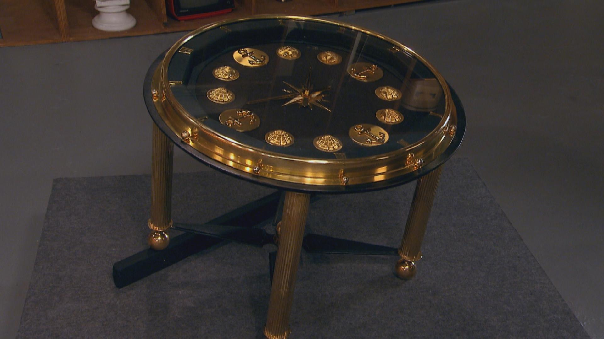 Beistelltisch mit Uhr