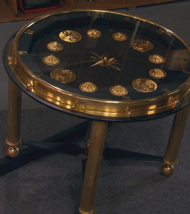 Beistelltisch mit Uhr