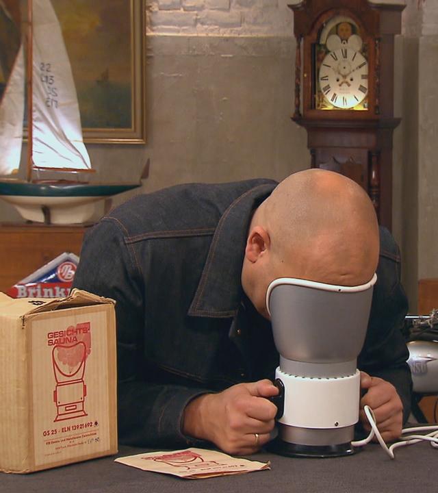 Experte Sven Deutschmanek hält sein Gesicht in eine "DDR-Gesichtssauna"