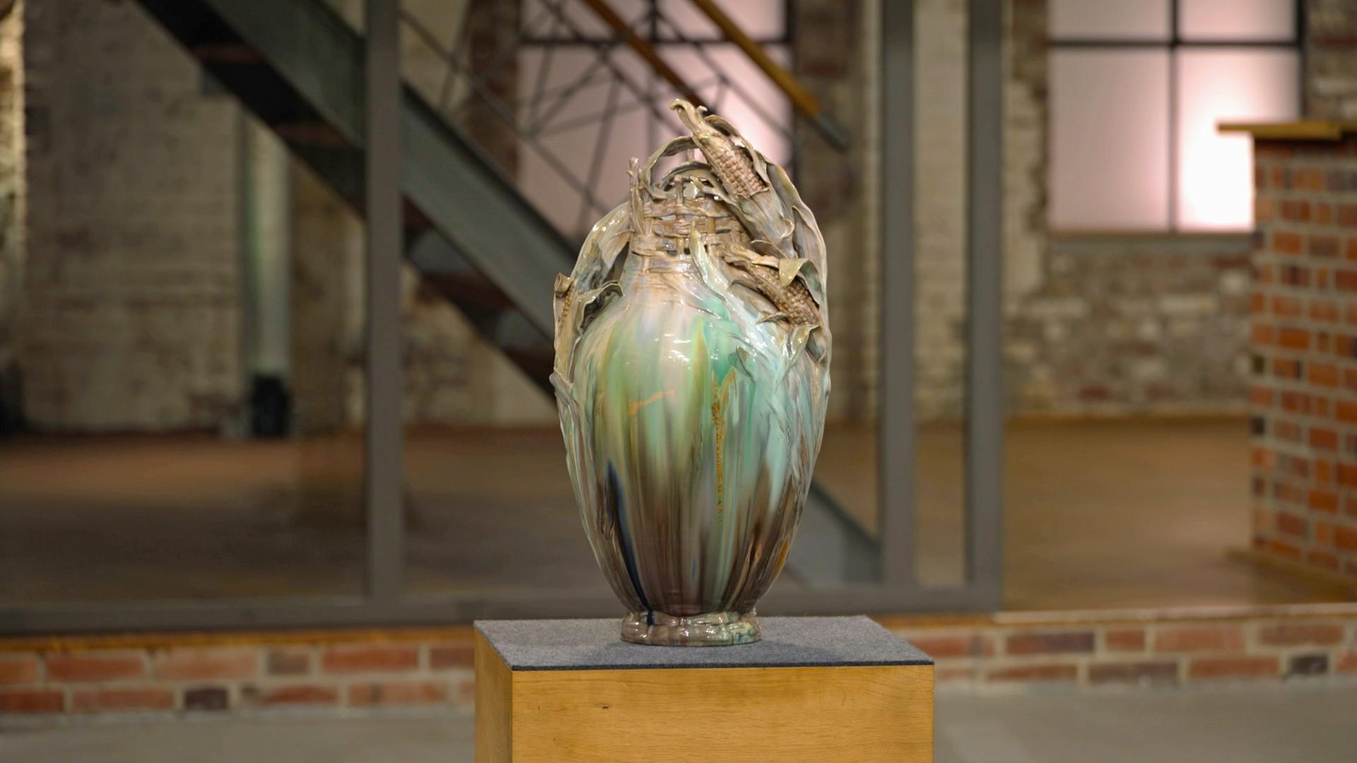 Eine kunstvoll gestaltete Porzellanvase der Firma KPM aus dem Jahr 1898