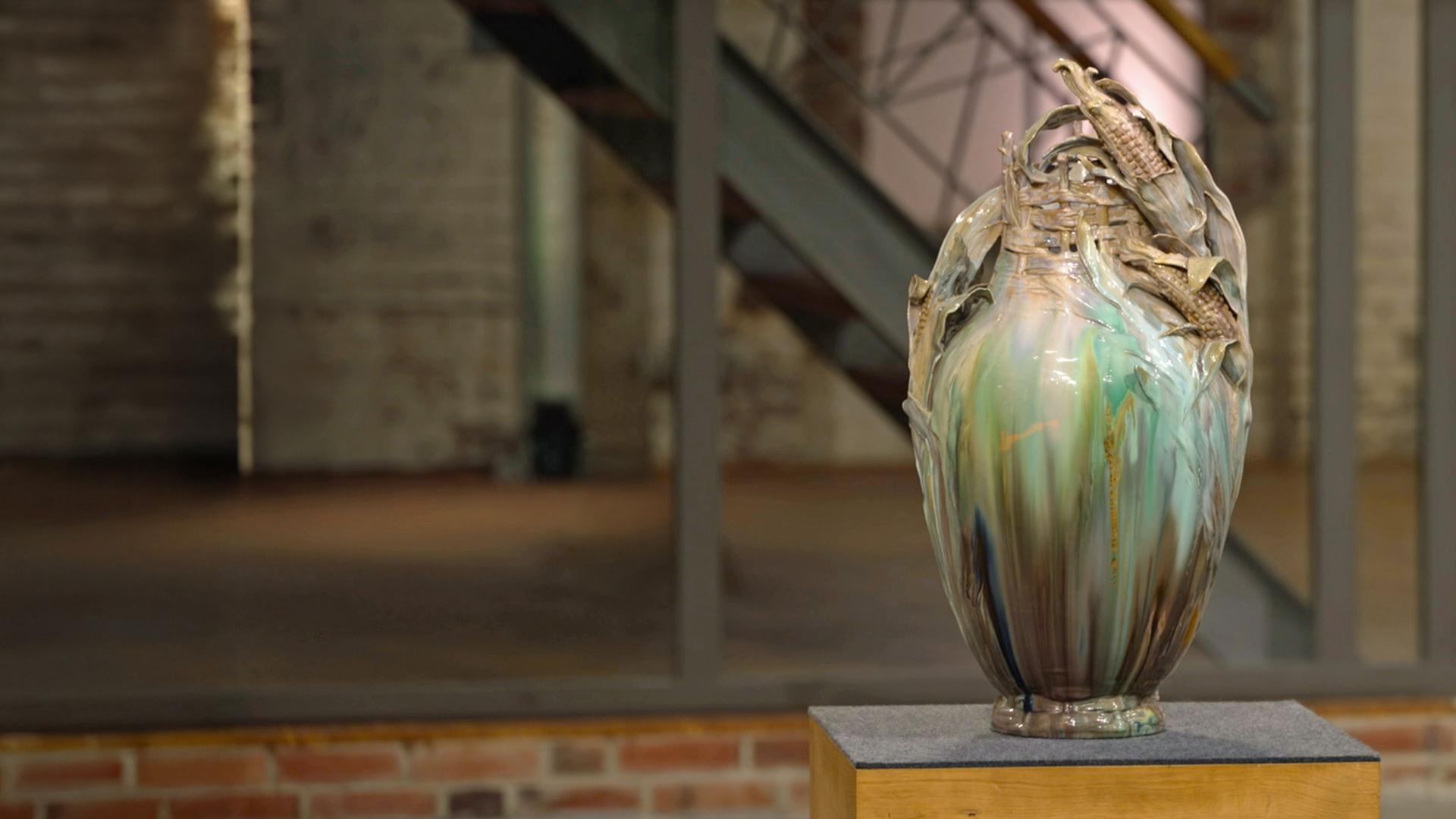 Eine kunstvoll gestaltete Porzellanvase der Firma KPM aus dem Jahr 1898