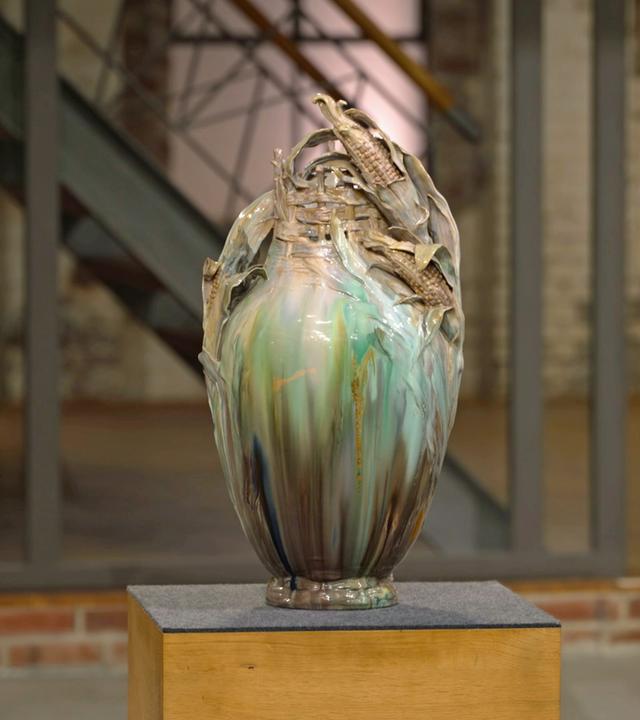 Eine kunstvoll gestaltete Porzellanvase der Firma KPM aus dem Jahr 1898