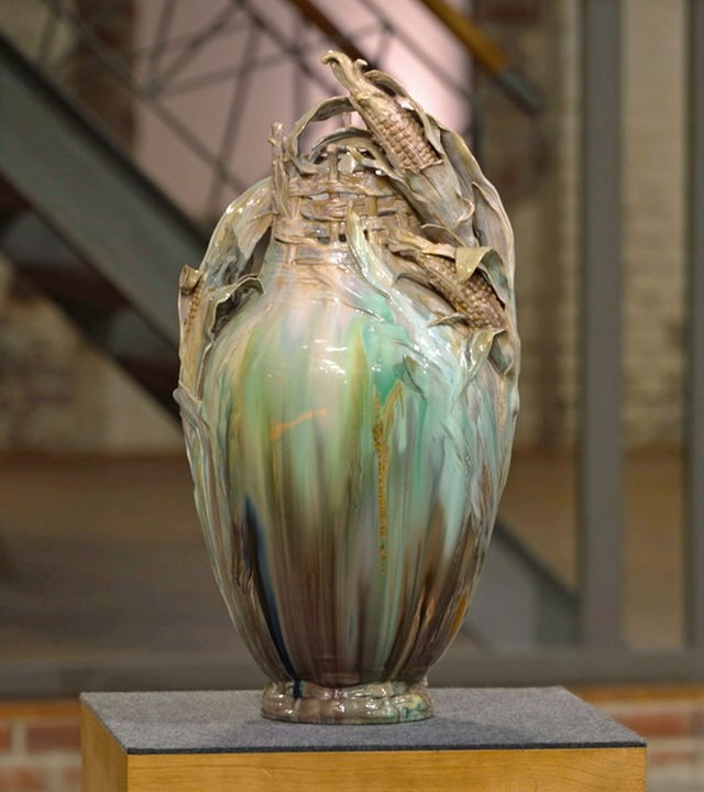 Eine kunstvoll gestaltete Porzellanvase der Firma KPM aus dem Jahr 1898