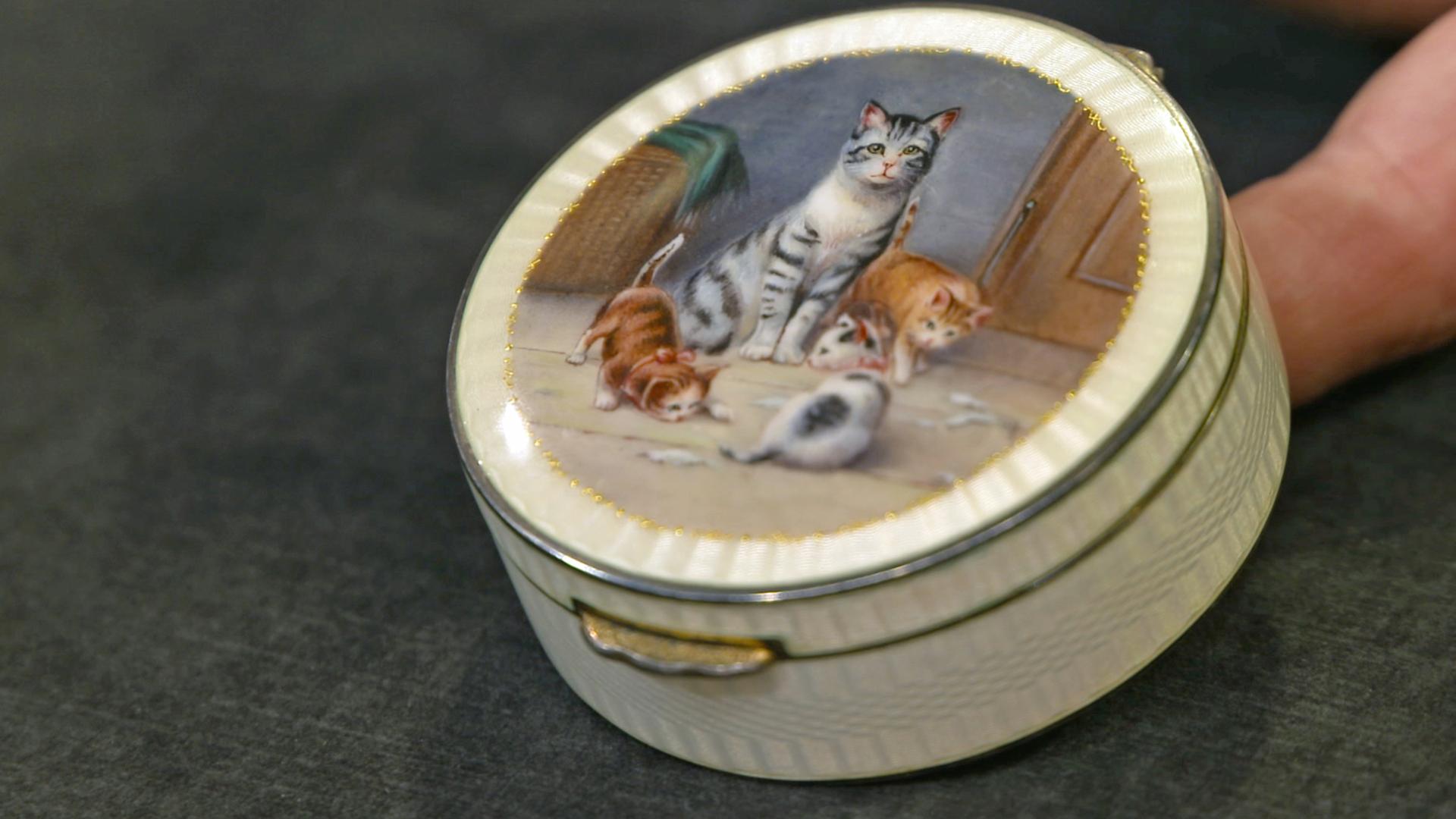 Eine kleine, nostalgische Silberdose mit kunstvoll gearbeitetem Katzenmotiv.