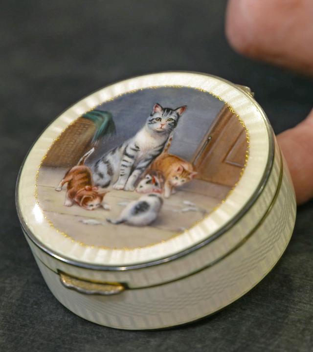 Eine kleine, nostalgische Silberdose mit kunstvoll gearbeitetem Katzenmotiv.