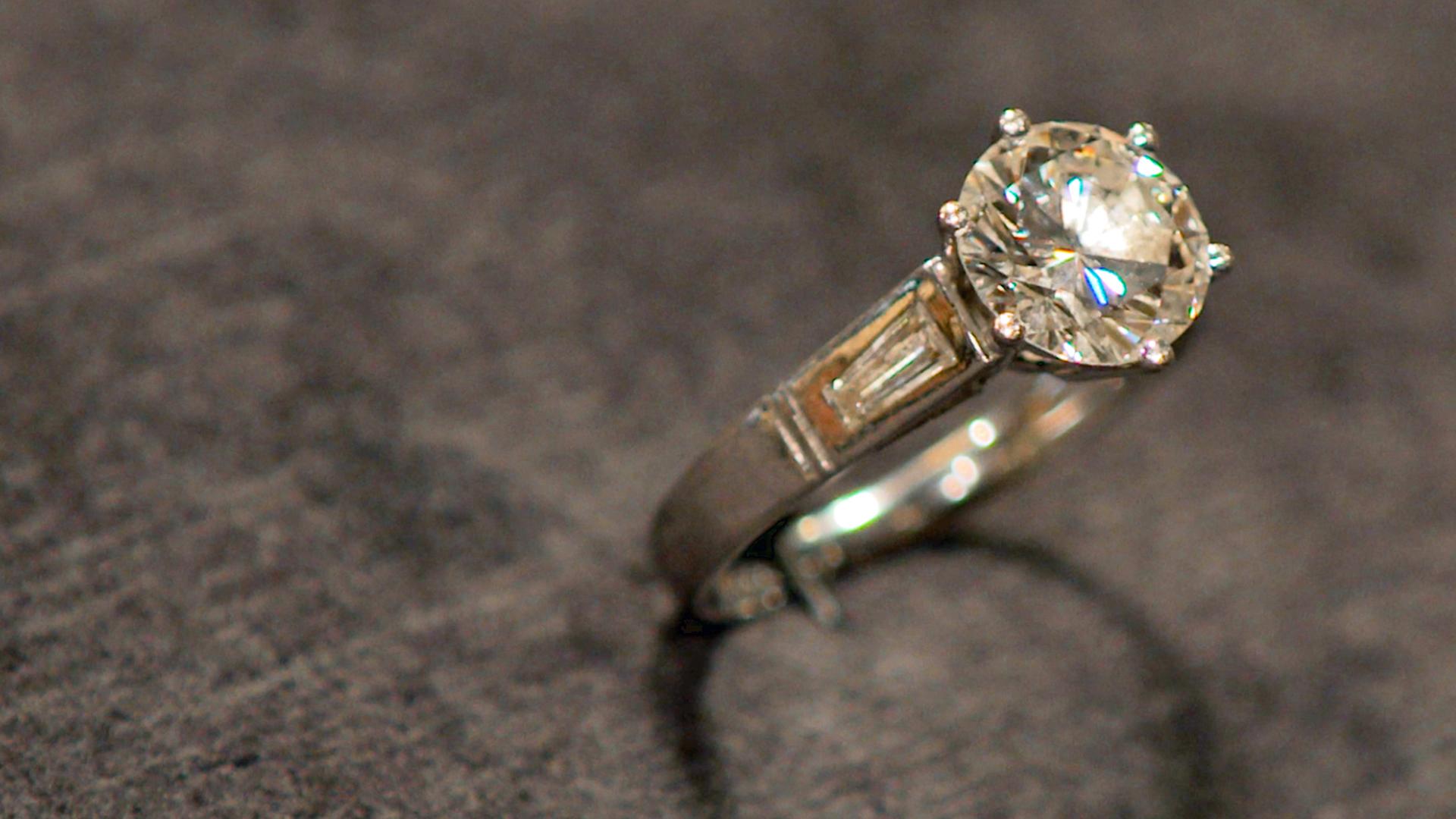 Solitär-Ring mit großem Stein im Zentrum der Schauseite. 