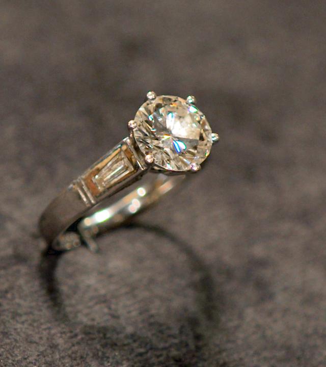 Solitär-Ring mit großem Stein im Zentrum der Schauseite. 