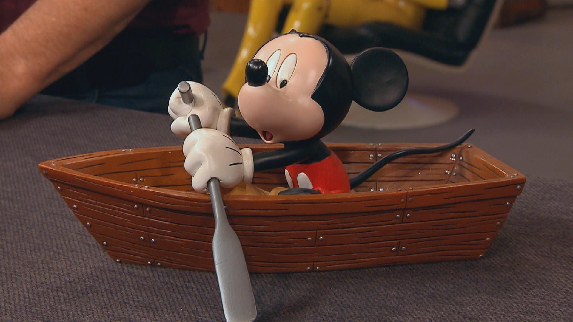 Micky Maus im Ruderboot 