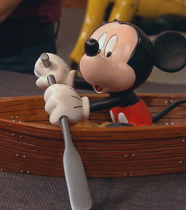 Micky Maus im Ruderboot 