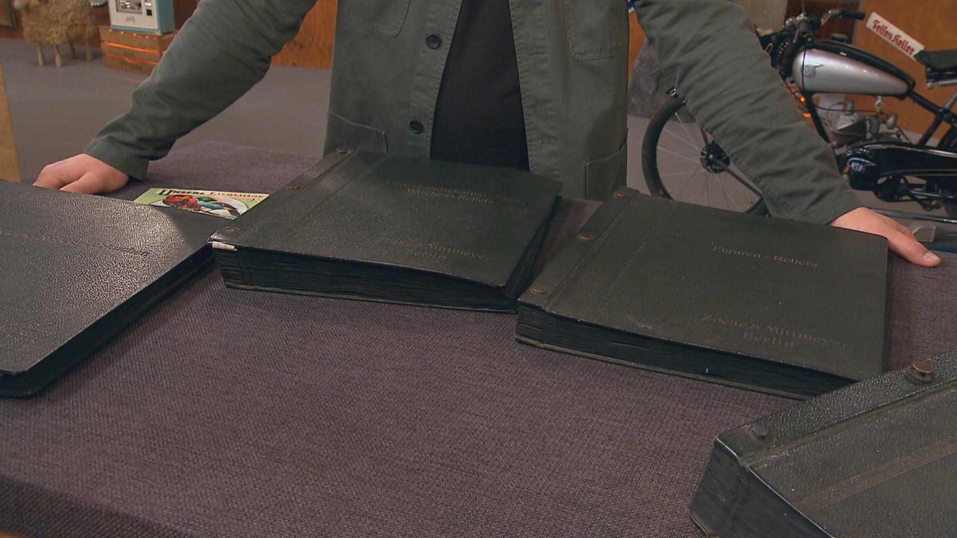 Vier Musterbücher auf dem Expertentisch.