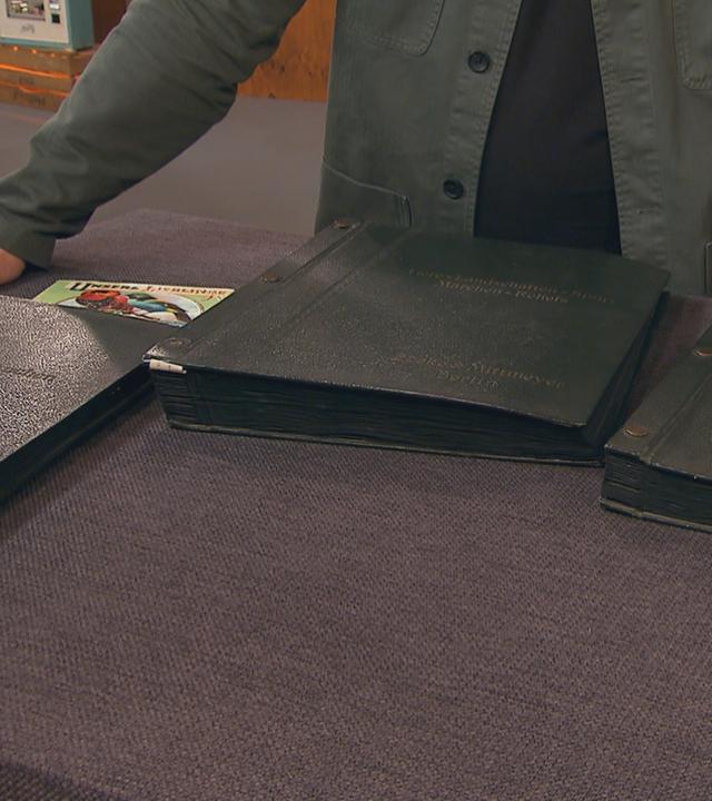 Vier Musterbücher auf dem Expertentisch.