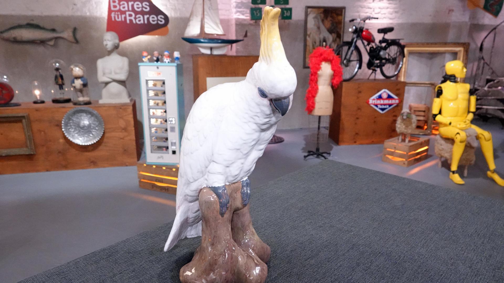 Ein antiker Kakadu aus Porzellan