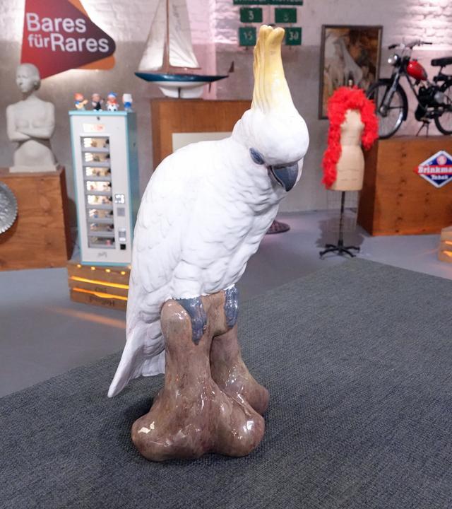 Ein antiker Kakadu aus Porzellan