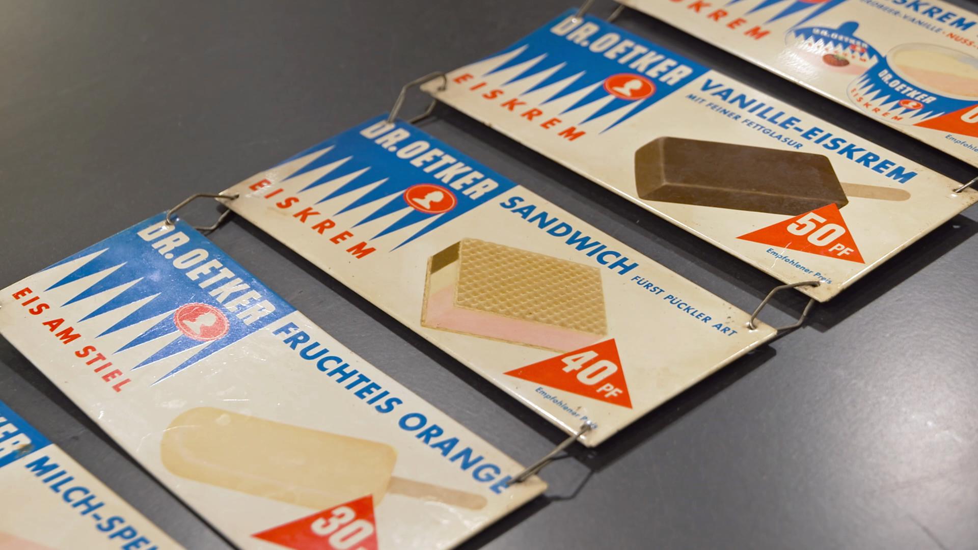 Retro-Werbeschilder verschiedener Eissorten.