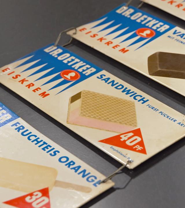 Retro-Werbeschilder verschiedener Eissorten.