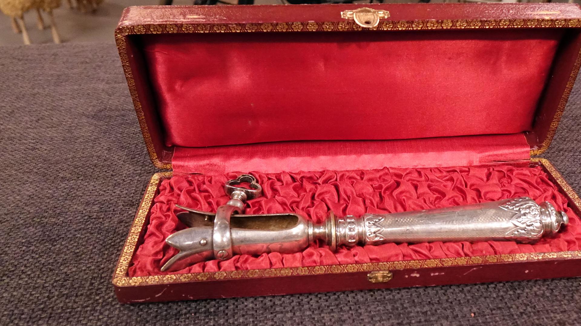 Silbernes Küchenutensil in einer mit rotem Samtstoff ausgekleideten Box
