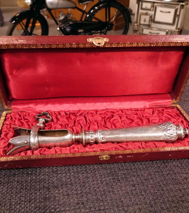 Silbernes Küchenutensil in einer mit rotem Samtstoff ausgekleideten Box