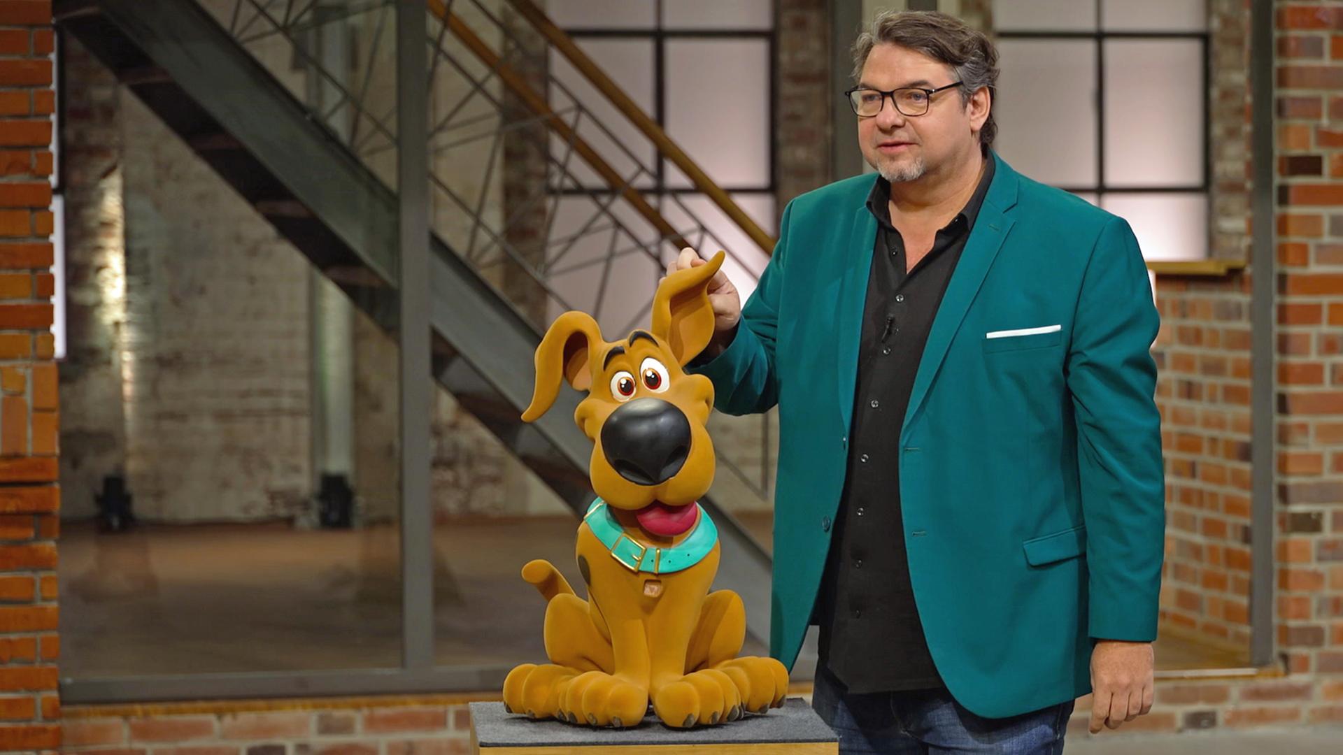 Daniel Meyer mit einer Werbefigur von Scooby-Doo.