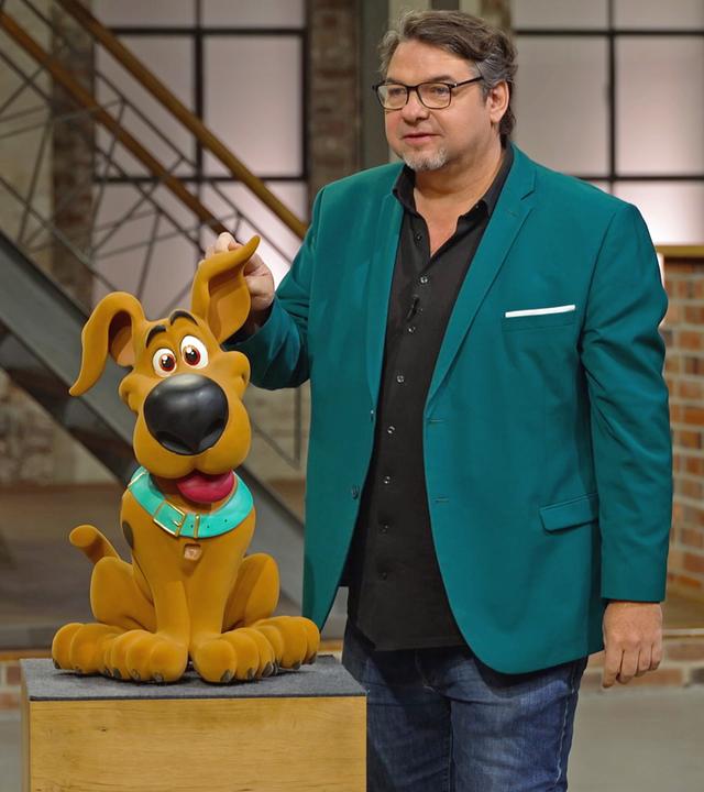 Daniel Meyer mit einer Werbefigur von Scooby-Doo.