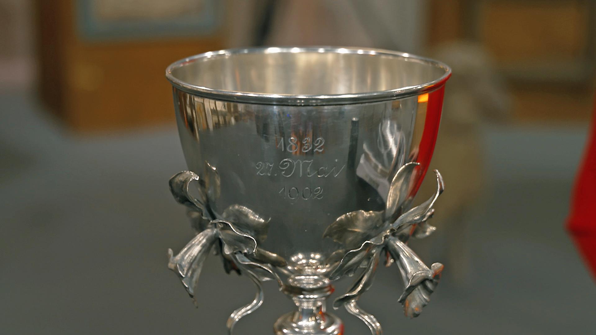 Ein silberner Pokal aus dem Jahr 1902