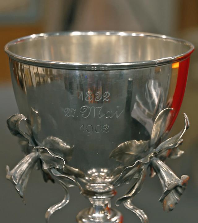 Ein silberner Pokal aus dem Jahr 1902