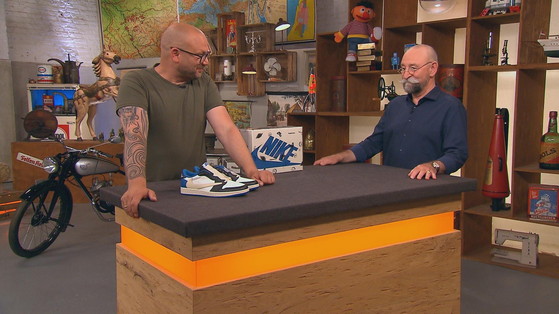 Sven Deutschmanek und Horst Lichter stehen am Tisch des Experten, auf dem "Air Jordan"-Sneakers liegen.