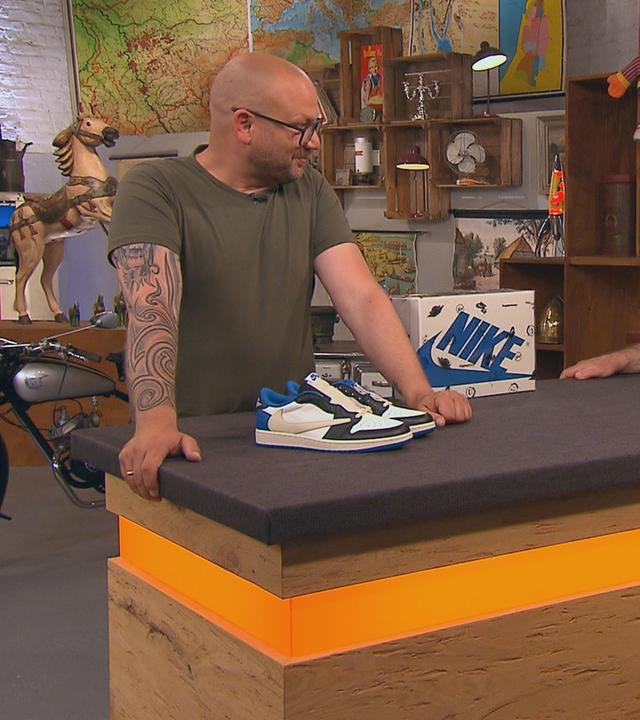Sven Deutschmanek und Horst Lichter stehen am Tisch des Experten, auf dem "Air Jordan"-Sneakers liegen.