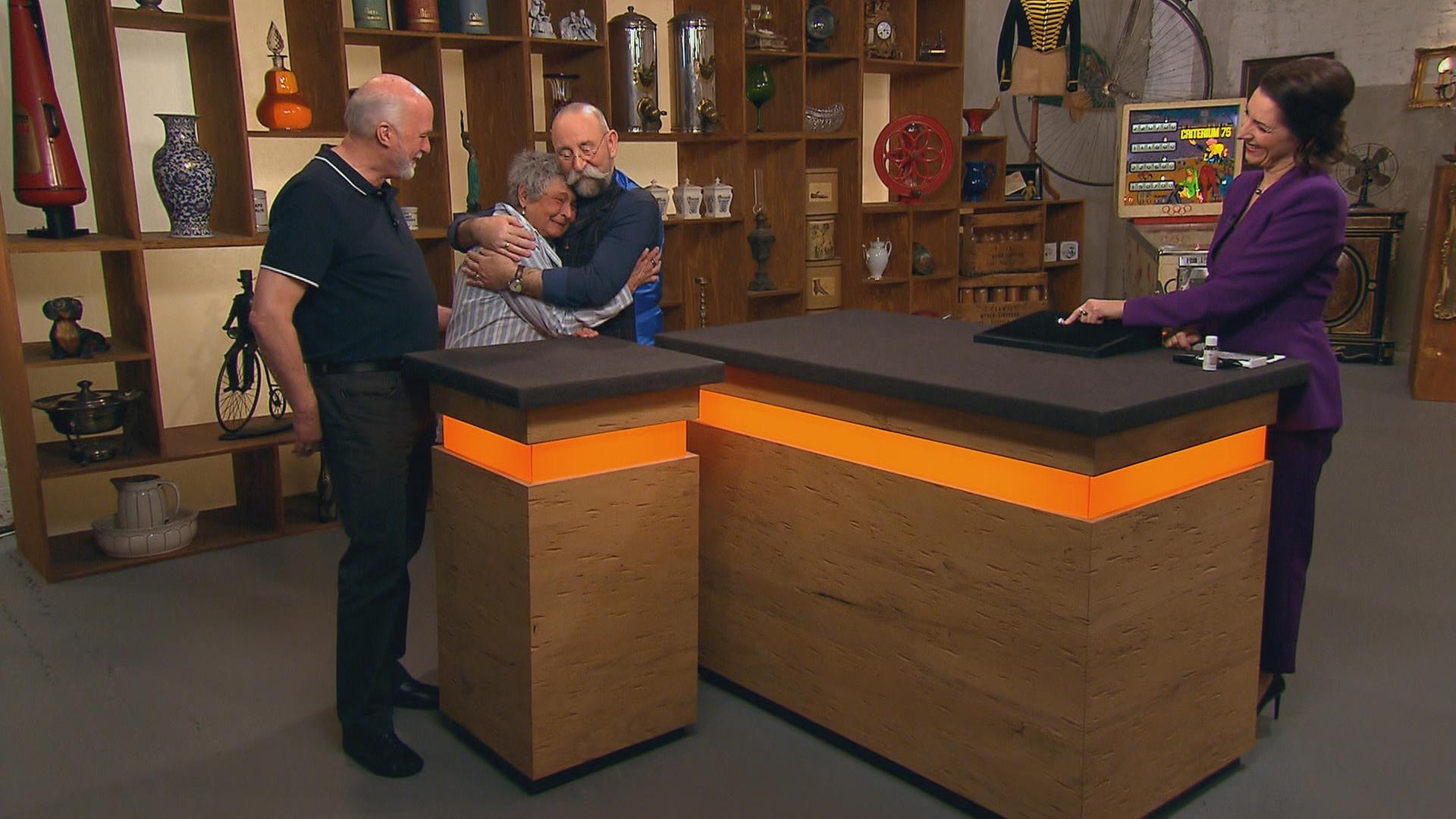 Am Expertisentisch von Wendela Horz umarmt Moderator Horst Lichter die Verkäuferin eines Diamantrings, die vor Rührung weint.