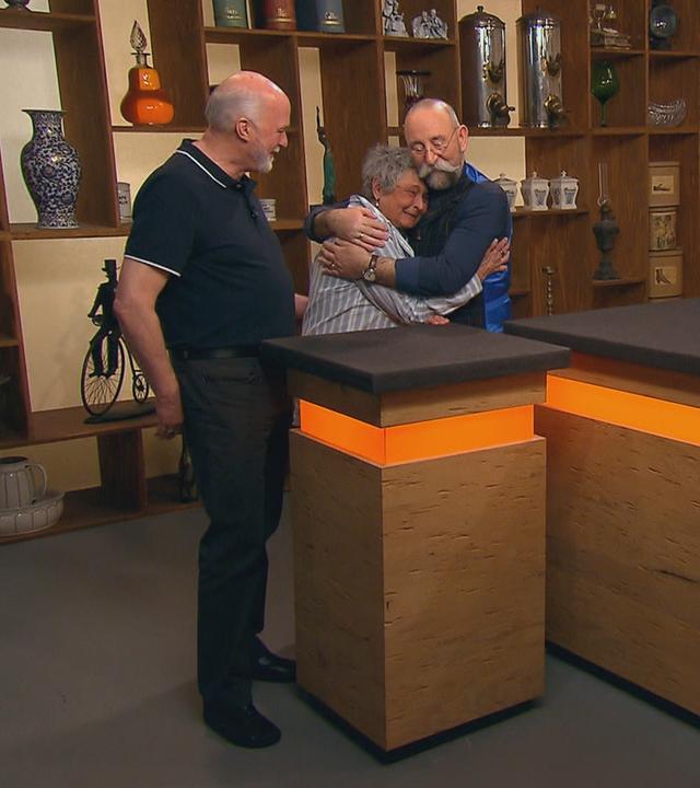 Am Expertisentisch von Wendela Horz umarmt Moderator Horst Lichter die Verkäuferin eines Diamantrings, die vor Rührung weint.