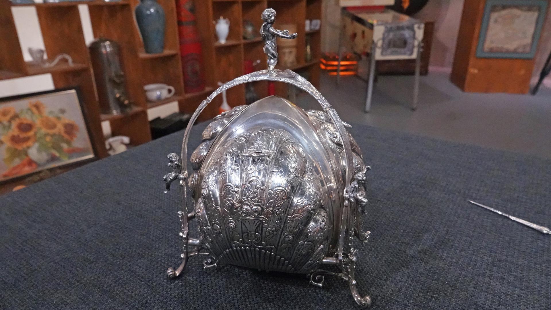 Ein silberner Gebäckwärmer aus der Zeit der Jahrhundertwende