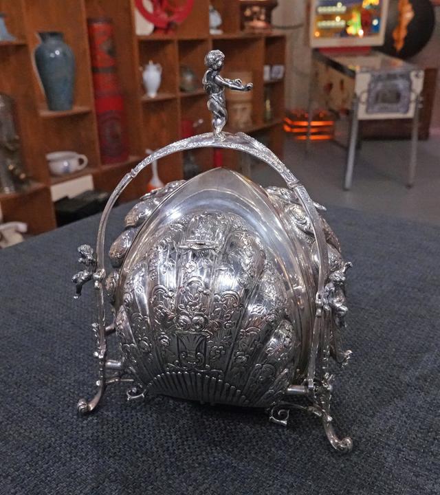 Ein silberner Gebäckwärmer aus der Zeit der Jahrhundertwende