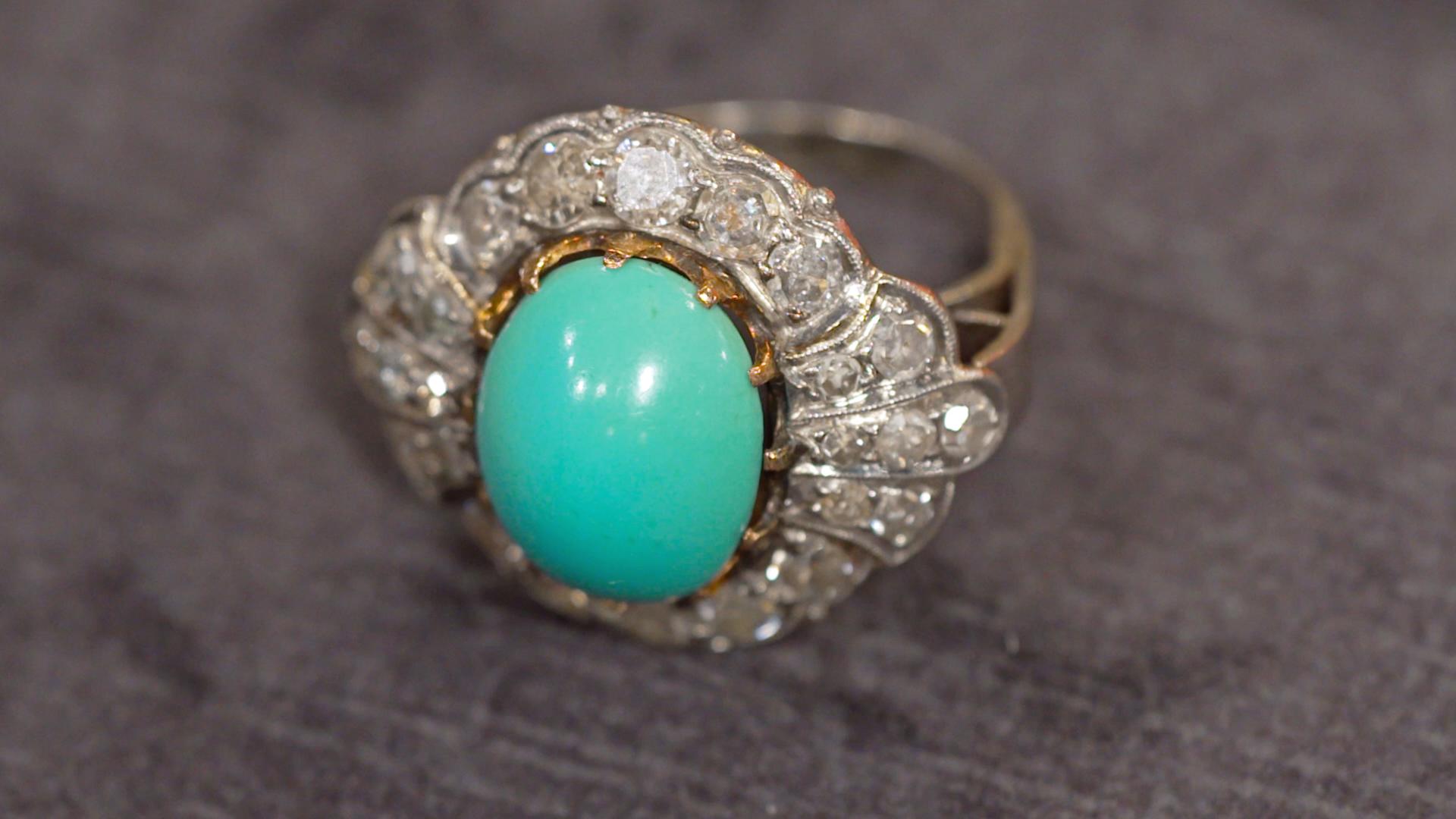 Großer, massiver Goldring mit himmelblauem Türkis und Diamanten.