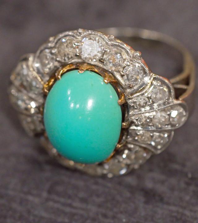 Großer, massiver Goldring mit himmelblauem Türkis und Diamanten.