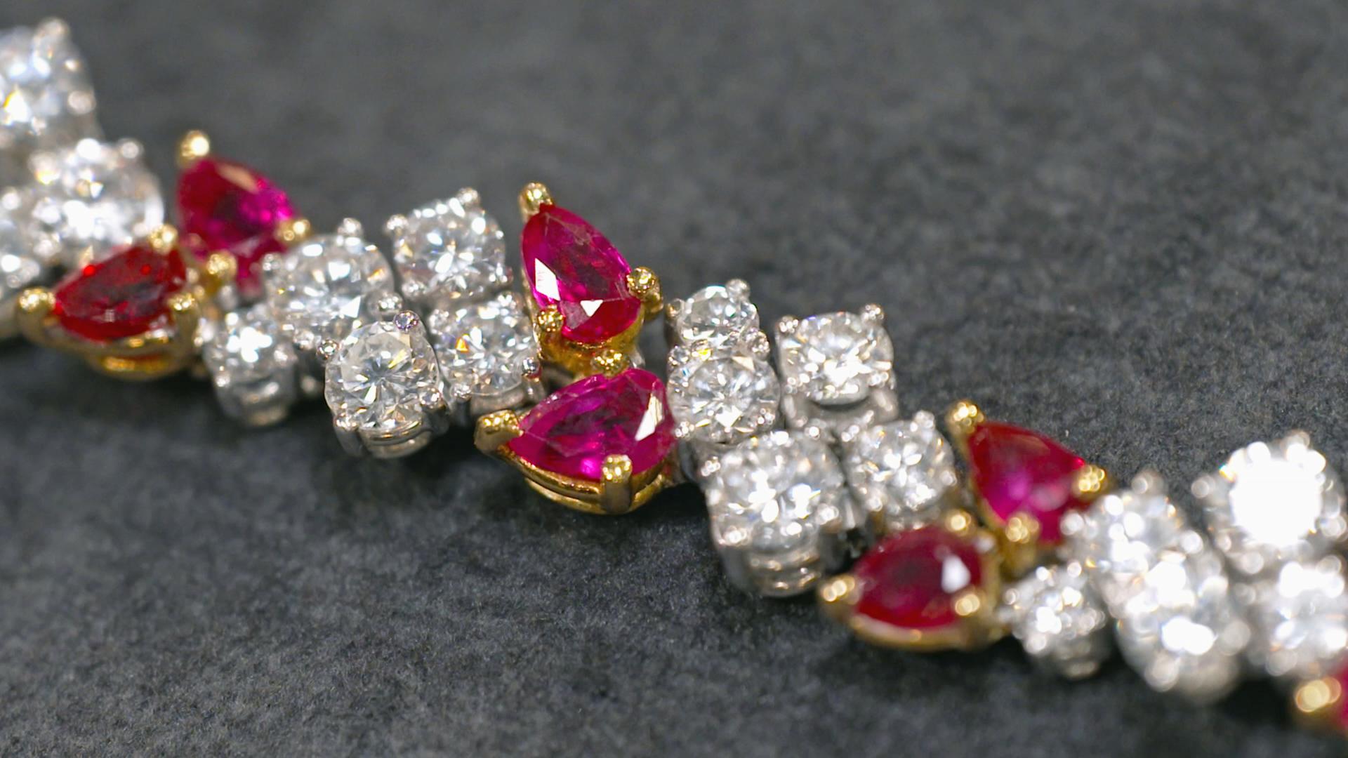 Ein Armband mit roten Rubinen und funkelnden Diamanten