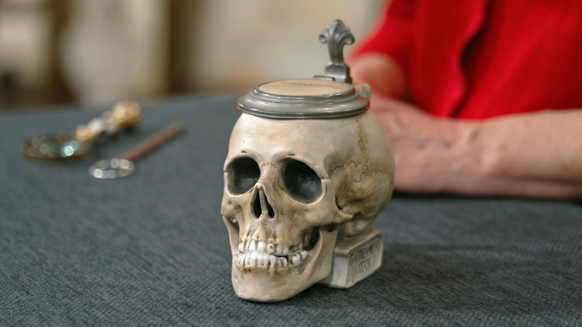 Ein antiker Totenkopf-Trinkbecher aus Porzellan