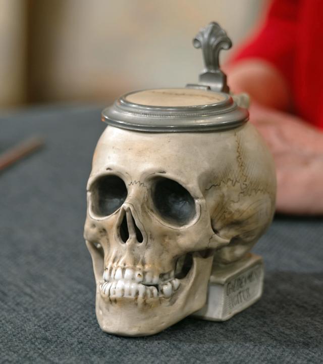 Ein antiker Totenkopf-Trinkbecher aus Porzellan