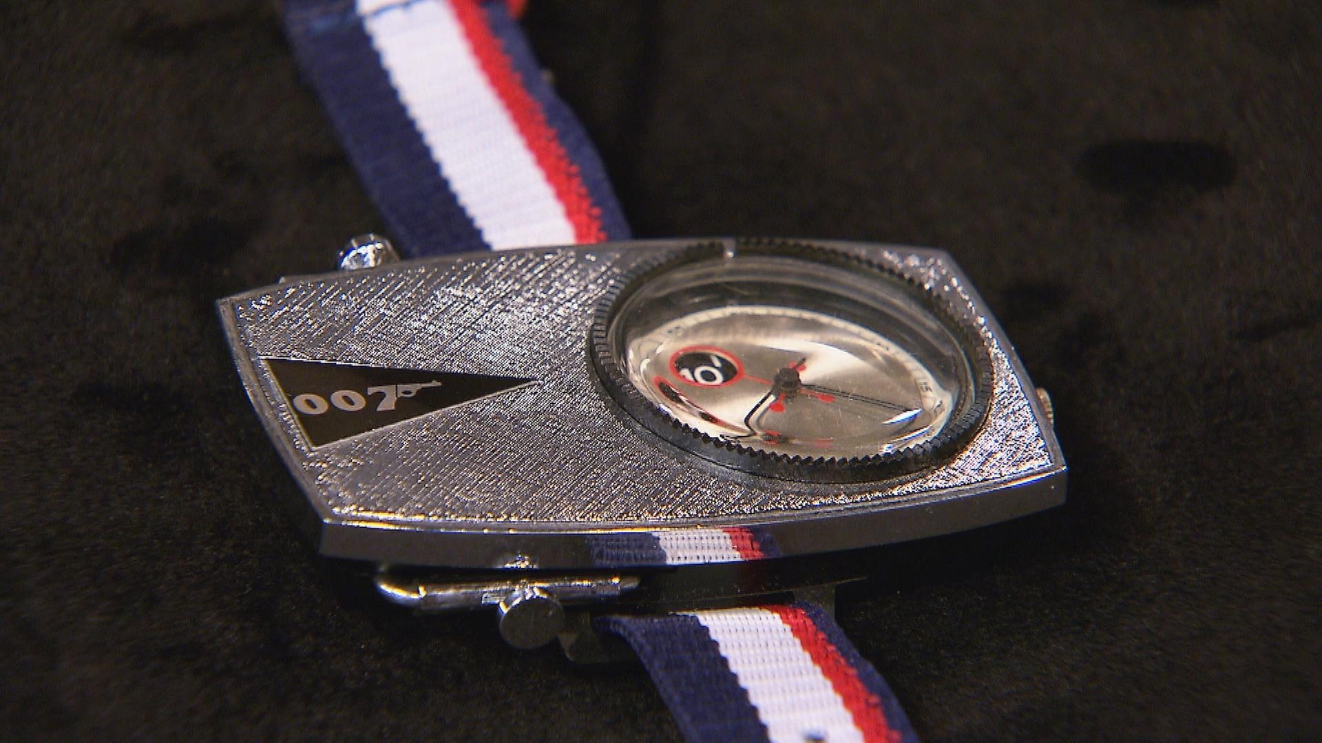 Eine 007 Spy Watch mit bunt gestreiftem Armband.