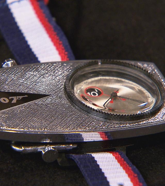 Eine 007 Spy Watch mit bunt gestreiftem Armband.