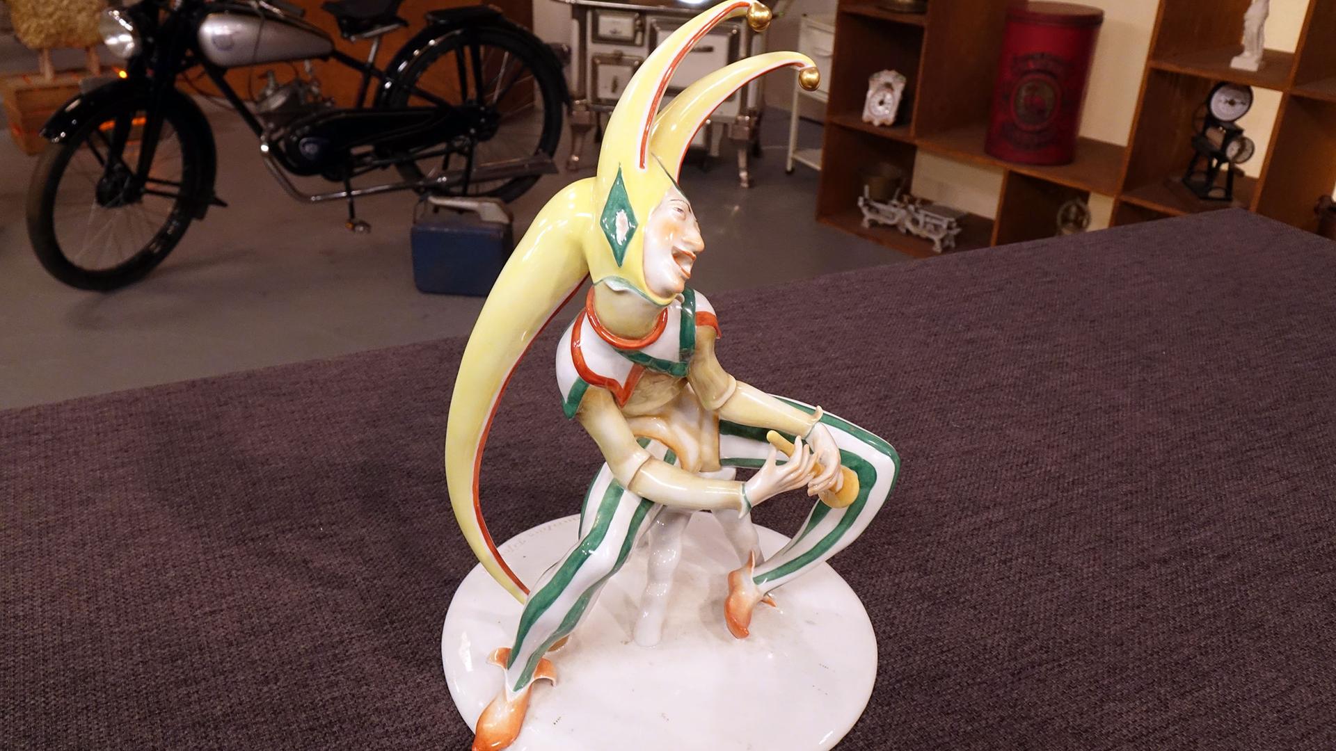 Porzellanfigur "Narrenspiel" von Mauritius Pfeiffer