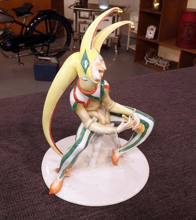 Porzellanfigur "Narrenspiel" von Mauritius Pfeiffer