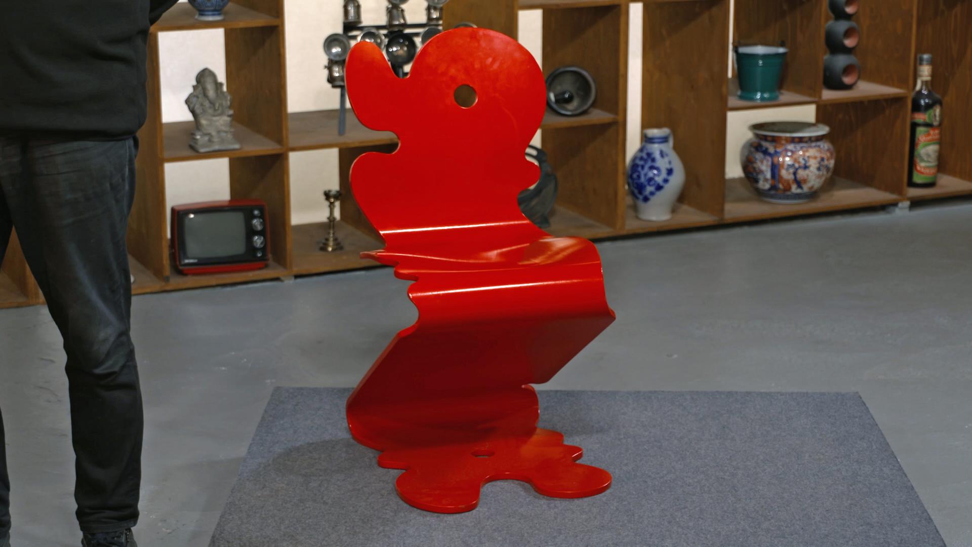 Ein rot lackierter Pantonic-Stuhl