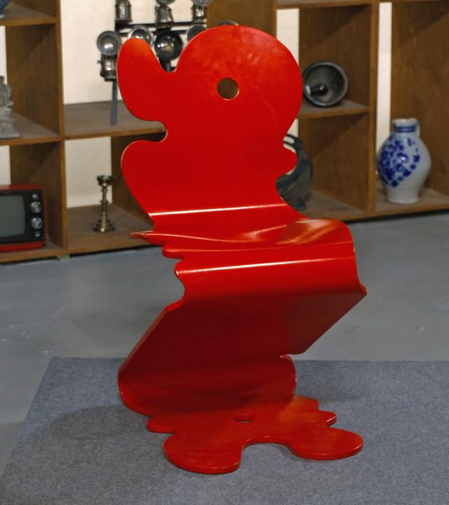 Ein rot lackierter Pantonic-Stuhl