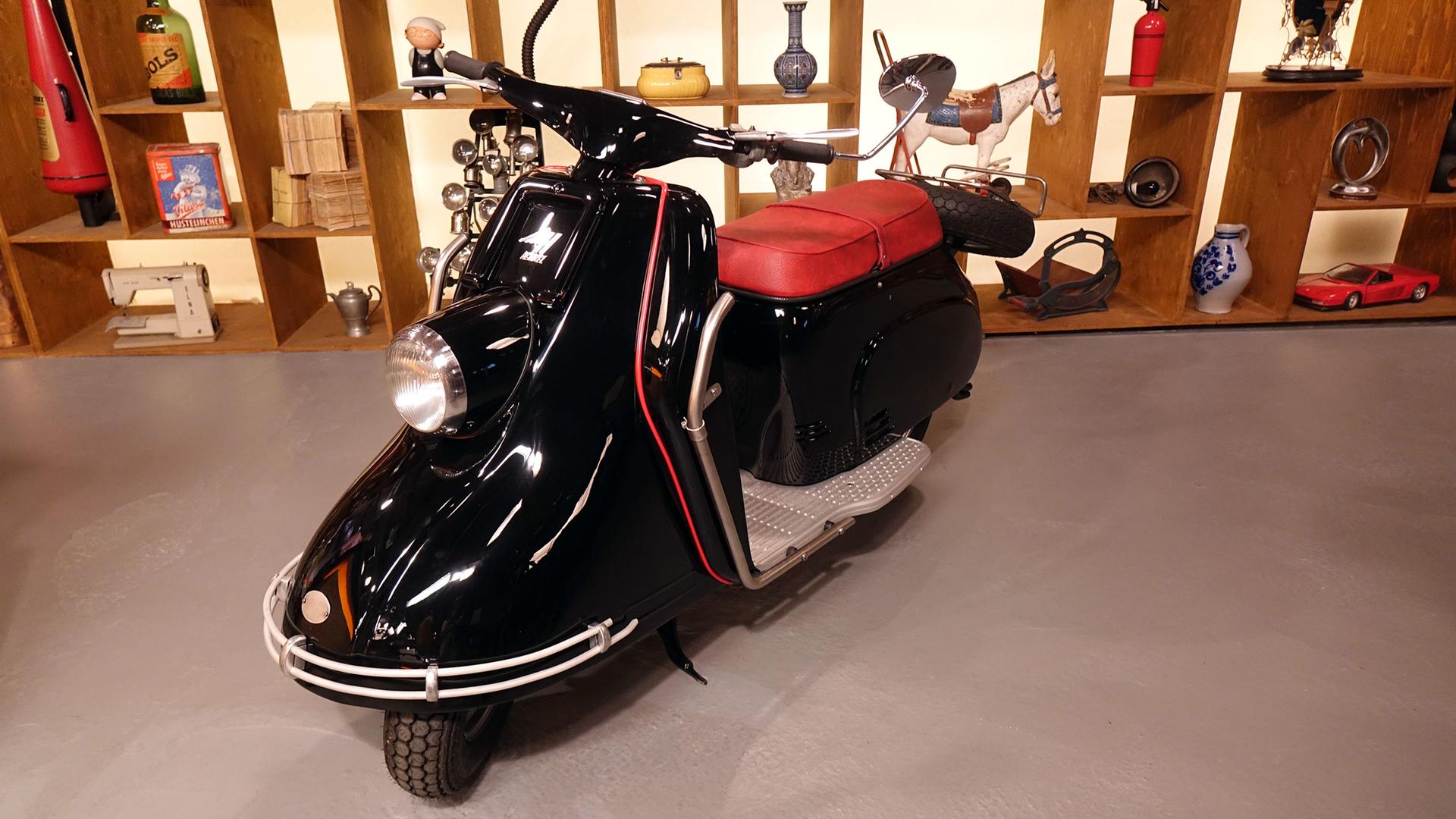 Schwarzer Motorroller "Heinkel Tourist"