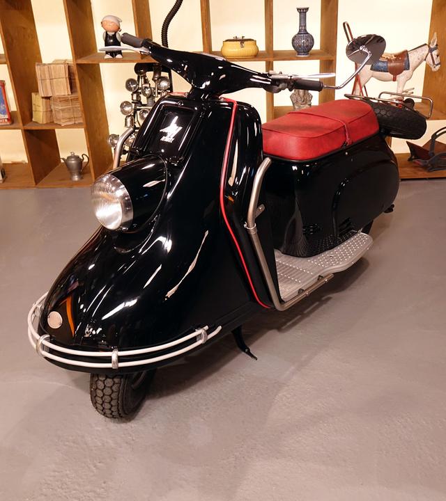 Schwarzer Motorroller "Heinkel Tourist"