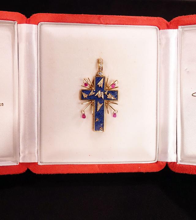 Kreuzanhänger von Salvador Dalí