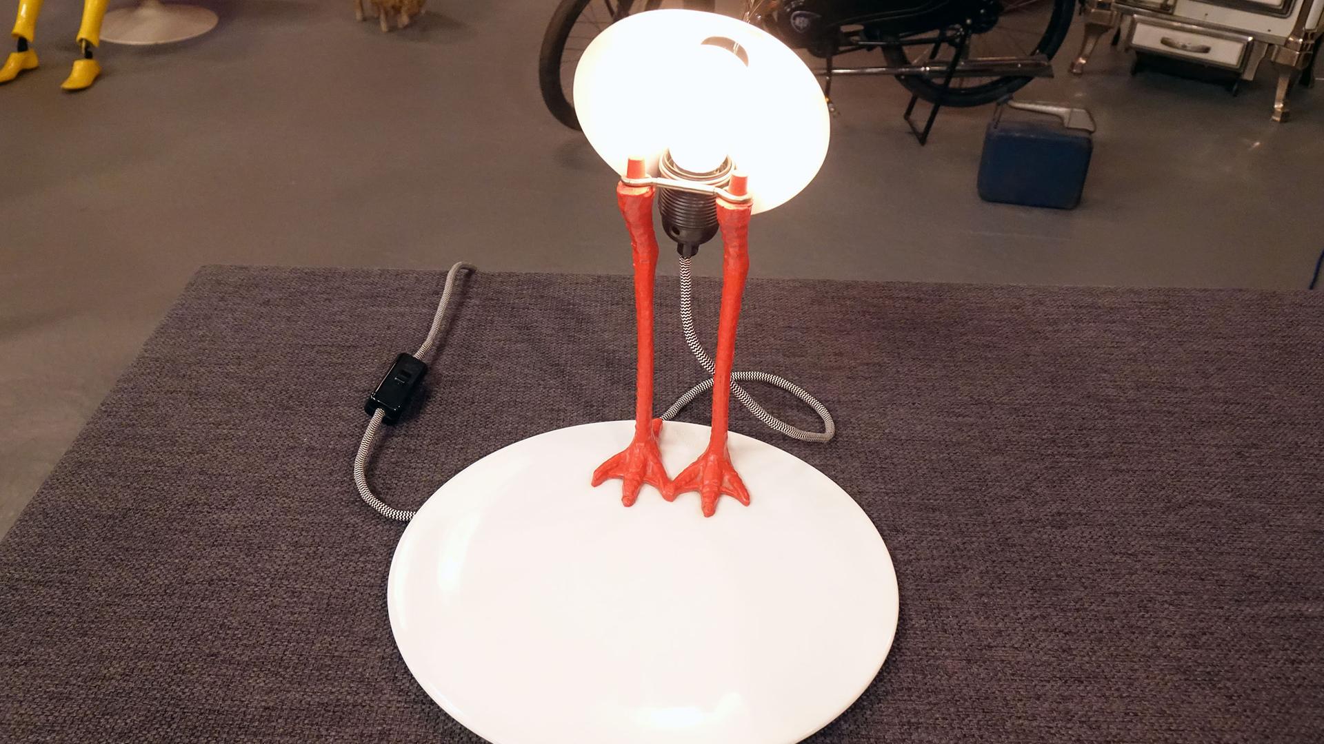 Tischleuchte von Ingo Maurer mit Storchenbeinen