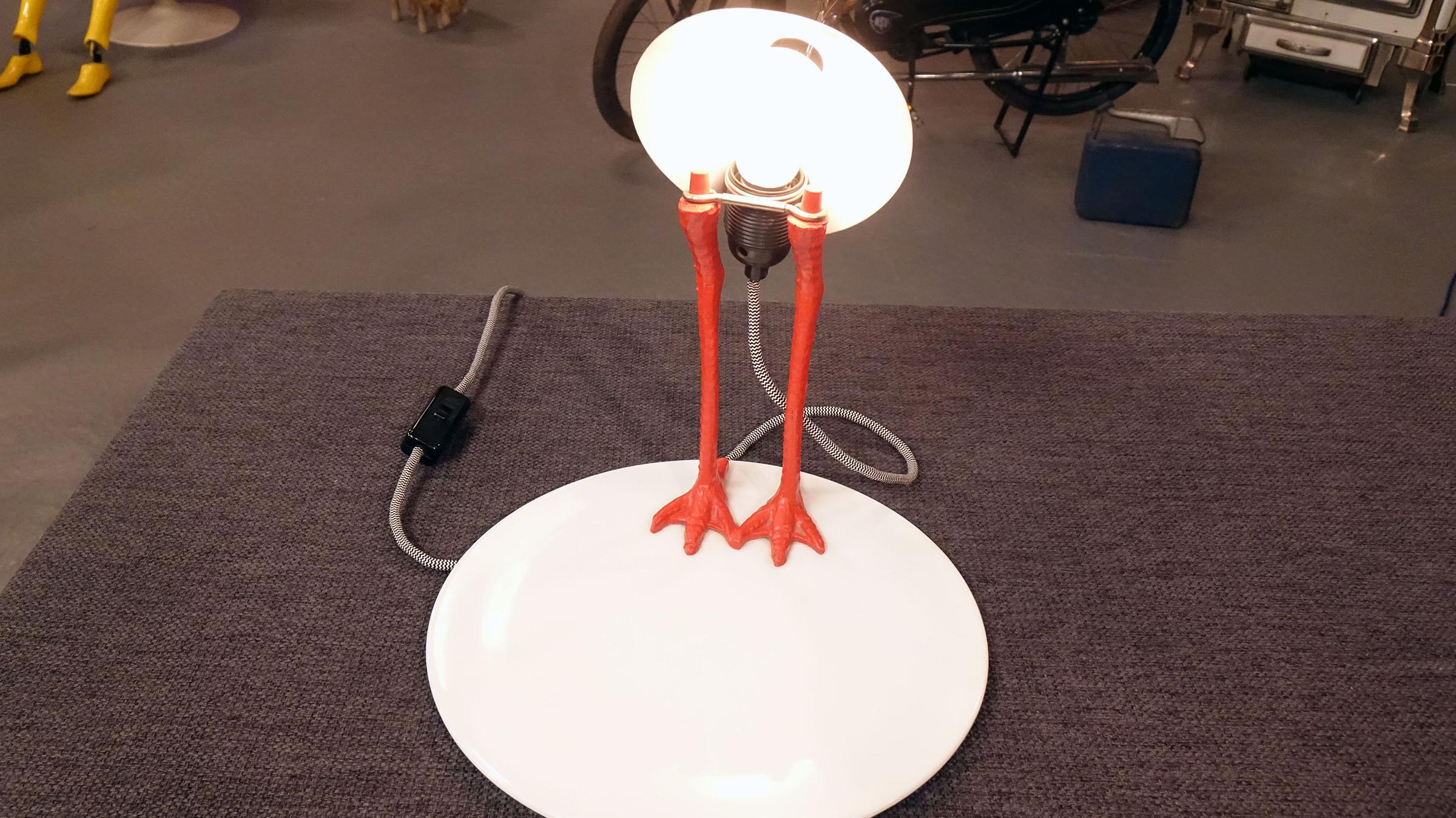 Tischleuchte von Ingo Maurer mit Storchenbeinen